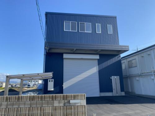 鉄骨造2階建ての作業場兼事務所